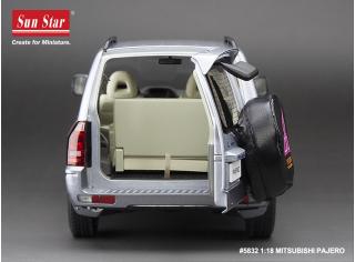 Mitsubishi Pajero V73, cool silver SunStar Metallmodell 1:18